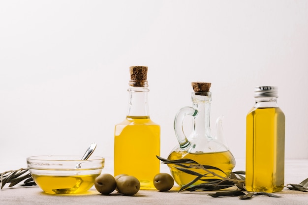 Разнообразие бутылок оливкового масла с копией пространства