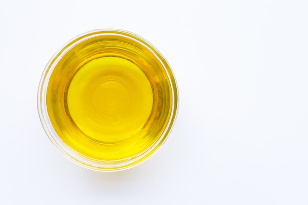 Шар оливкового масла изолированный на белизне. Вид сверху