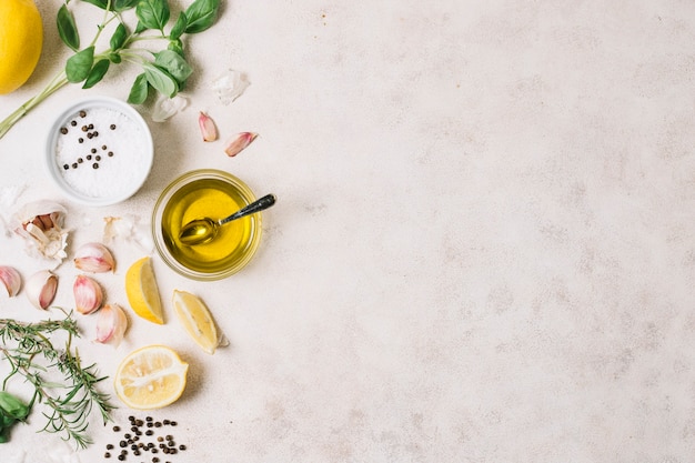 Foto cornice di olio d'oliva e ingredienti per cucinare