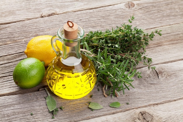 Foto olio d'oliva ed erbe aromatiche fresche