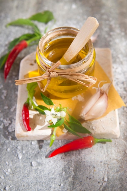 Olio d'oliva aglio e peperoncino