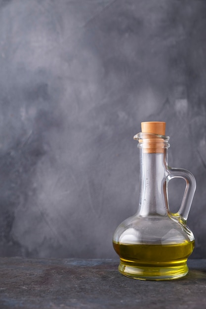 Olio d'oliva in una bottiglia di vetro spazio per il testo