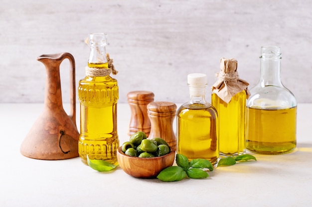 Photo olive oil in glass bottles