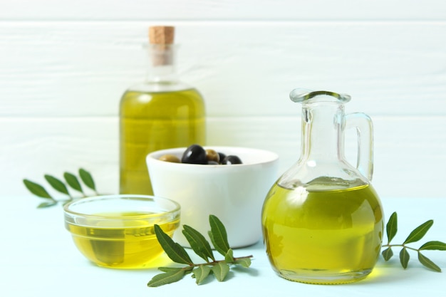 Зеленые листья оливкового масла и оливки на столе