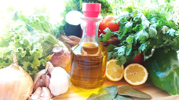 Foto olio d'oliva e verdure in tavola