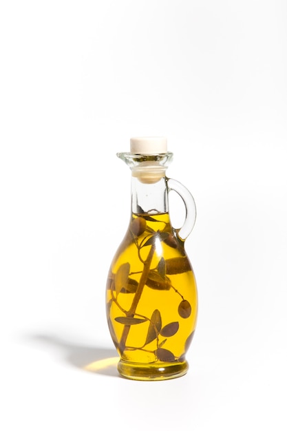 оливковое масло на белом фоне