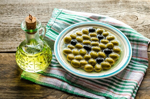 Olio d'oliva e olive intere