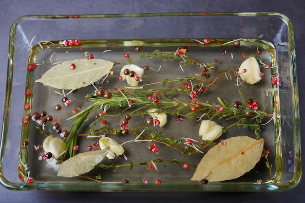 Photo olive oil with herbs and spices in a glass tray