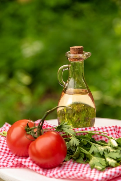 Olio d'oliva con pomodori ed erbe aromatiche.