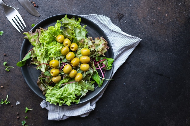 оливковый салат зеленые листья салатный микс свежая здоровая закуска диетическое питание