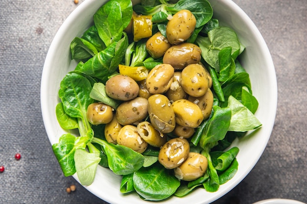 оливковый салат, листовой салат, кукурузный салат маше, свежая здоровая еда, закуска, диета на столе