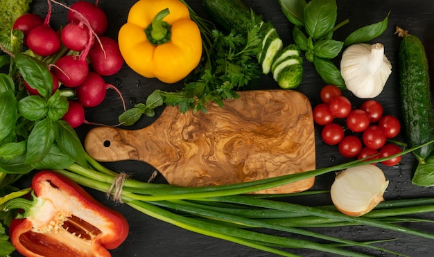 Mockup di tagliere in legno d'ulivo