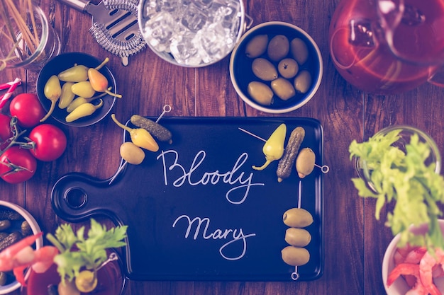 Оливки, соленые огурцы, сельдерей и коктейльные креветки для украшения коктейля Кровавая Мэри.