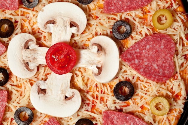 Foto olive, salsiccia, funghi e formaggio adagiati sull'impasto della pizza