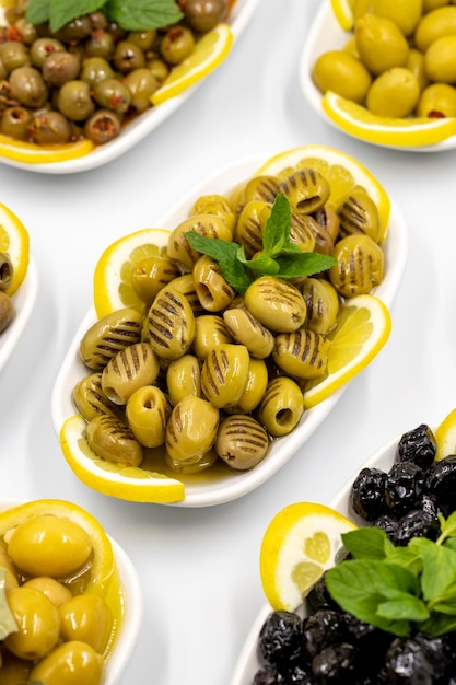 Оливки Разновидности оливок на белом фоне Здоровое питание Выборочный фокус оливок крупным планом