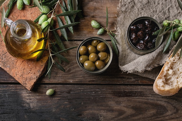 Olives with bread and oil