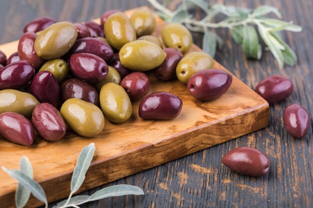 Photo olives on a wooden background