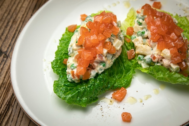 Oliviersalade met zalm op een houten tafel