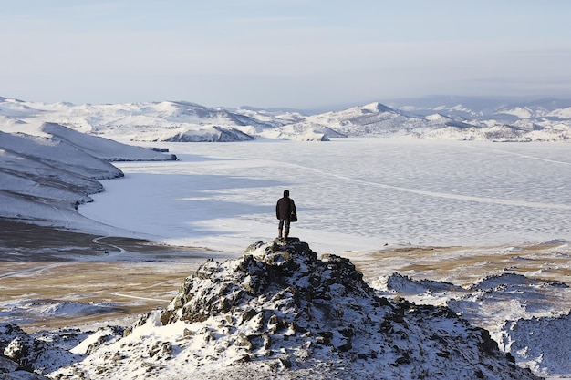 olkhon eiland baikal winterlandschap, rusland winterseizoen uitzicht op het baikalmeer