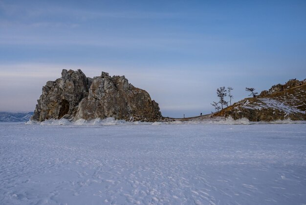 Photo olkhon island snowy frosty winter shamanka rock sunset