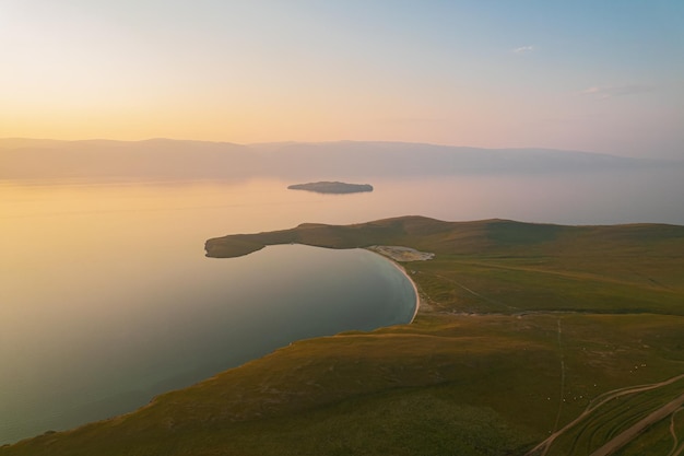 시베리아 동부 바이칼 호수에서 가장 큰 섬인 올혼 섬(Olkhon Island). 러시아 시베리아 올혼 섬의 후지르 근처 바이칼 호수에 있는 샤만카 바위.