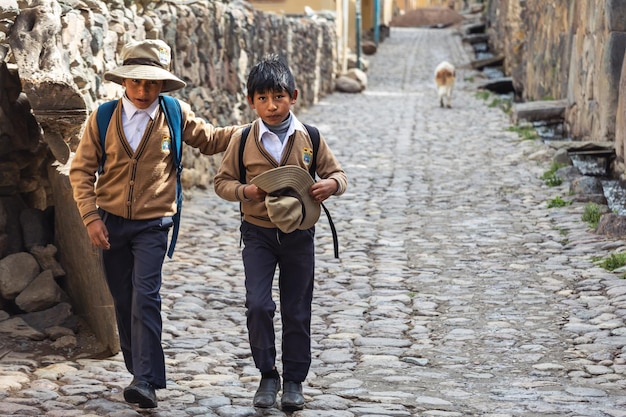 Foto ollantaytambo peru 10092023 peruaanse jongens schoolkinderen in schooluniformen op straat