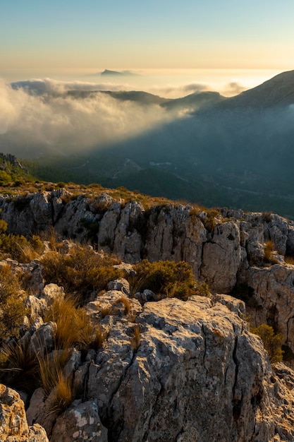 Olta berglandschap boven de wolken Serra Gelada in Benidorm op de achtergrond Calpe Alicante Spanje