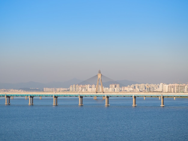 Olympic Bridge is een brug over de Han-rivier in Seoul, Zuid-Korea.