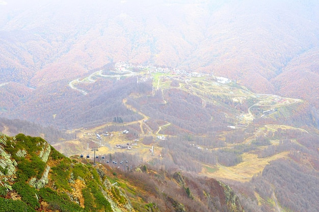 Olympisch dorp vanaf de hoogte van de rose peak rosa khutor sochi rusland 2021