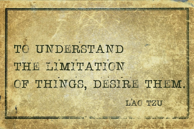 Om de beperking van de dingen te begrijpen, wens ze de oude Chinese filosoof Lao Tzu citaat gedrukt op grunge vintage karton