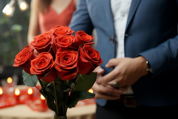 Om de romantische verrassing te omarmen, presenteert een man een boeket prachtige rozen