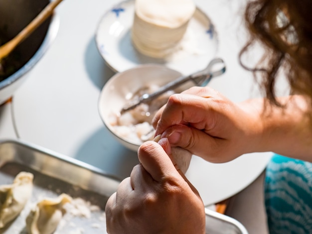 Om dumplings met gehakt te maken