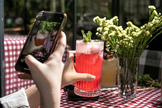 Om een foto van een koud drankje te maken met de telefoon