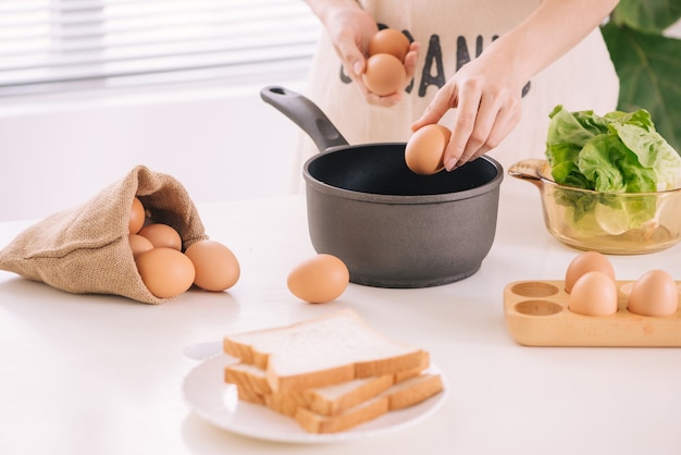 Om het ei te koken, doe je een ei in de pan