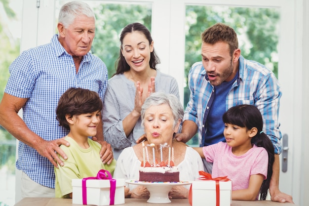 Oma blazen verjaardagskaarsen met familie