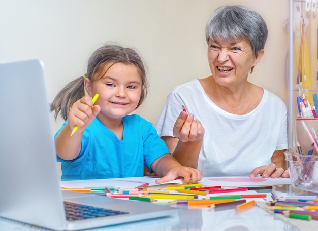 Oma en kind leren online samen tekenen