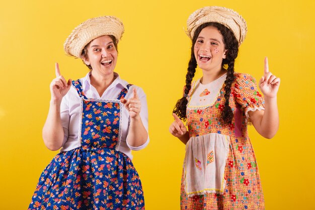 Oma en kleindochter gekleed in typische Festa Junina-kleding Dansen vieren en feesten