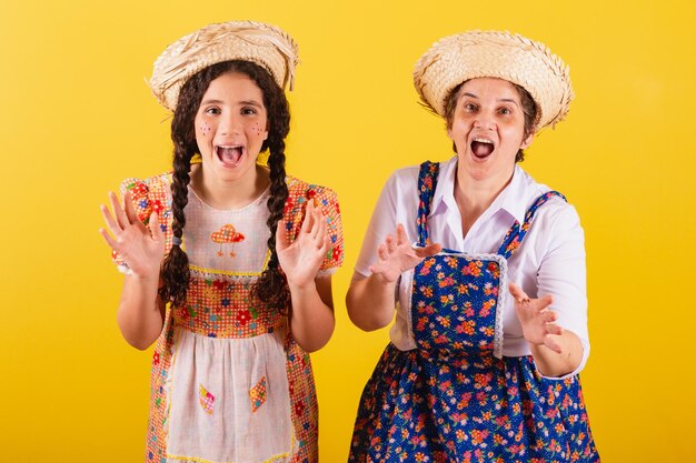 Oma en kleindochter gekleed in typische Festa Junina-kleding Wauw geweldige verrassende verbazing