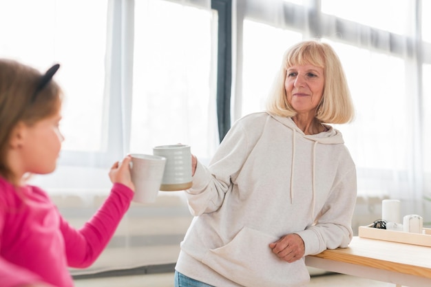 Oma en kleindochter hebben samen plezier bij thuisgeneratie en familieconcept