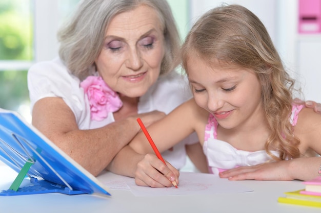 Foto oma en kleindochter huiswerk maken