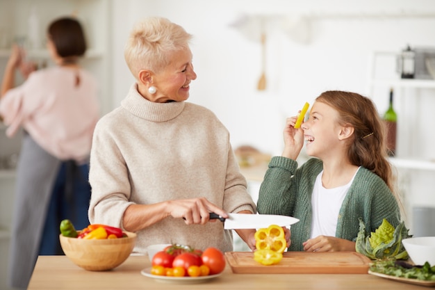 Oma en kleindochter in de keuken