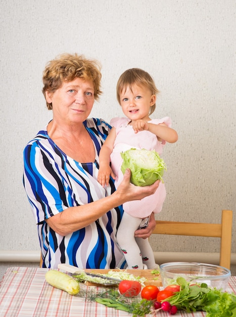 Oma en kleindochter in de keuken