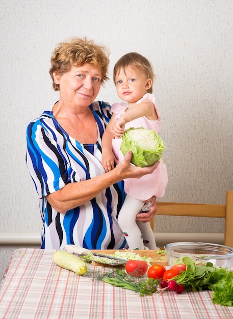 Oma en kleindochter in de keuken