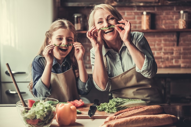 Foto oma en kleindochter maken snor.