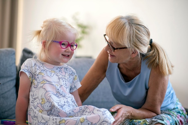 Foto oma en kleindochter thuis.