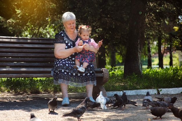 Oma en kleindochter wandelen in het park