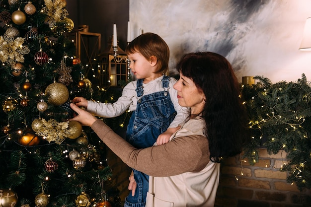 Oma en kleine kleindochter brengen tijd samen door tijdens de kersttijd.