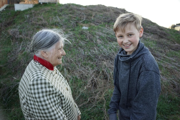 Foto oma en kleinkind glimlachen.