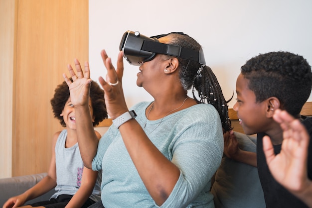 Oma en kleinkinderen spelen samen met VR-bril.