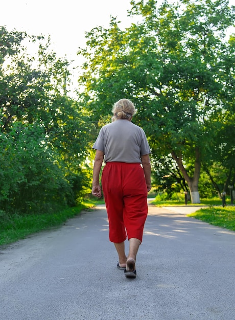 Oma loopt over de weg Selectieve focus